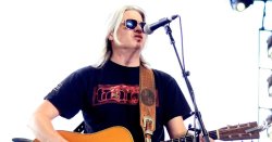Music icon cancels show as they share devastating death announcement