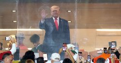 Donald Trump sent loud message by crowd in public outing in Miami