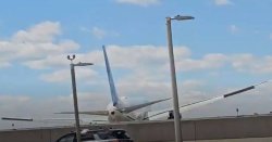 Investigation launched after United Airlines jet 'strikes light pole' during landing