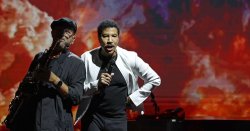Lionel Richie suffers health issue live on stage as he axes gig halfway through