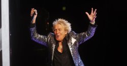 Rod Stewart gives health update after needing oxygen on stage