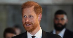 Prince Harry arrives in UK after Buckingham Palace 'withdraws' stay